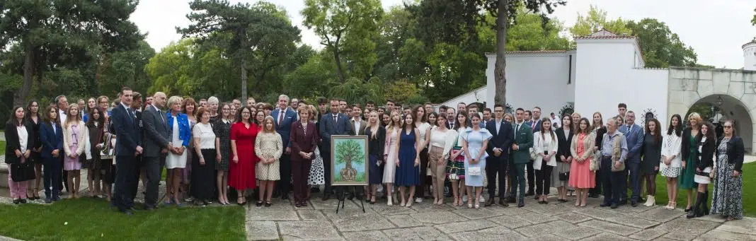 Grup mare de persoane la eveniment în aer liber