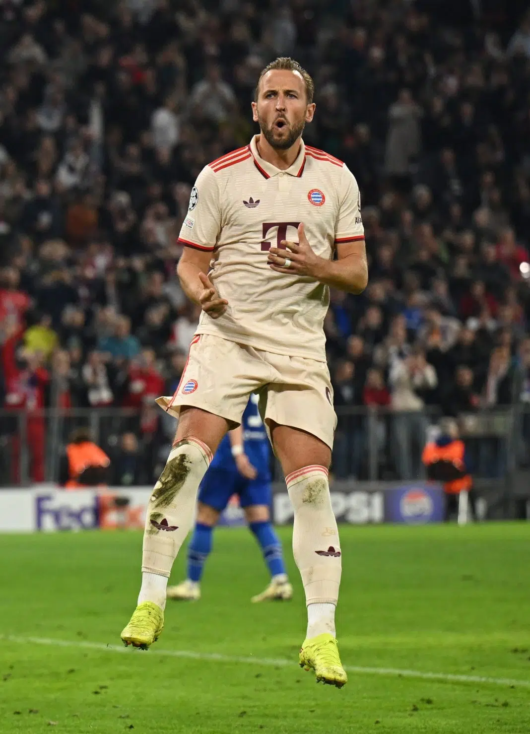 Fotbalist celebrând un gol pe stadion