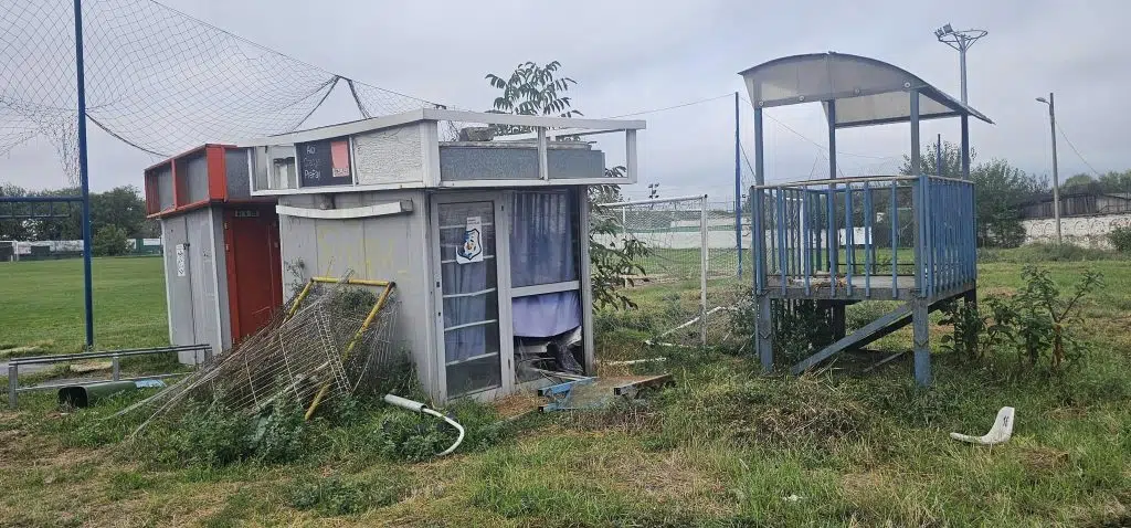 Câmp de fotbal părăsit, vestiare vechi și mizerie