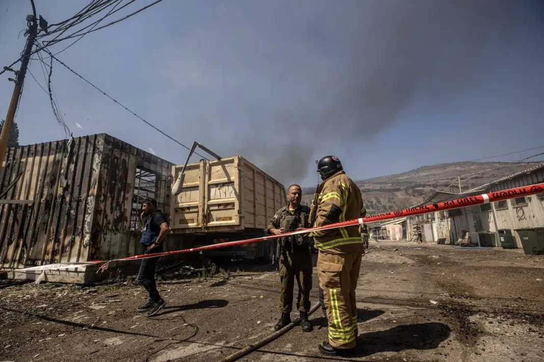 Pompieri și polițiști la locul unui incendiu