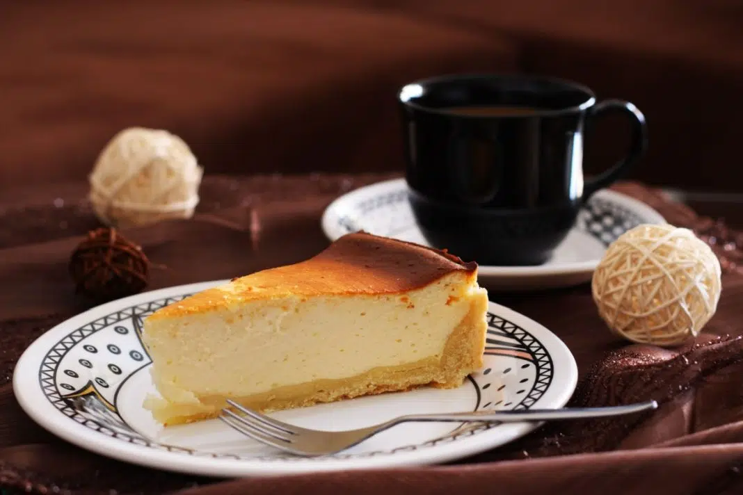 Cheesecake și cafea pe masă de lemn