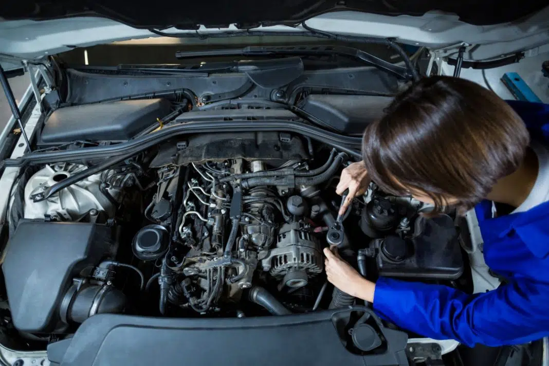 Mecanic auto reparând motorul unei mașini