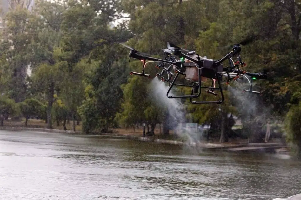 Dronă zburând peste lac într-o zi ploioasă