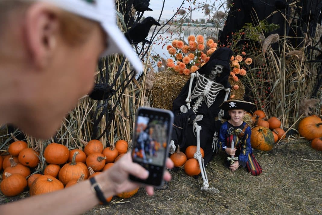 foto hallo fest (4) Copil costumat, dovleci și schelet decorativ pentru Halloween.
