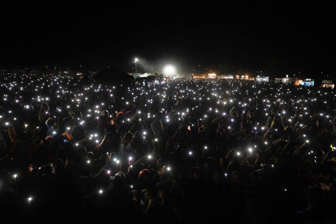 foto hallo fest (8) Mulțime iluminată de telefoane la festivalul de noapte