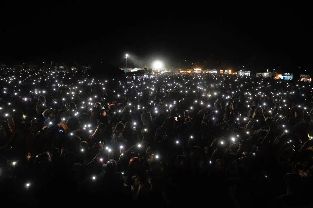 Mulțime iluminată de telefoane la festivalul de noapte