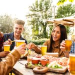 Top 7 soluții de care ai nevoie dacă găzduiești o seară cu prietenii vara