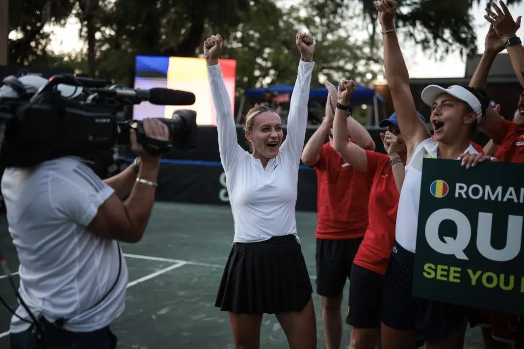 Echipa de tenis a României sărbătorind victoria