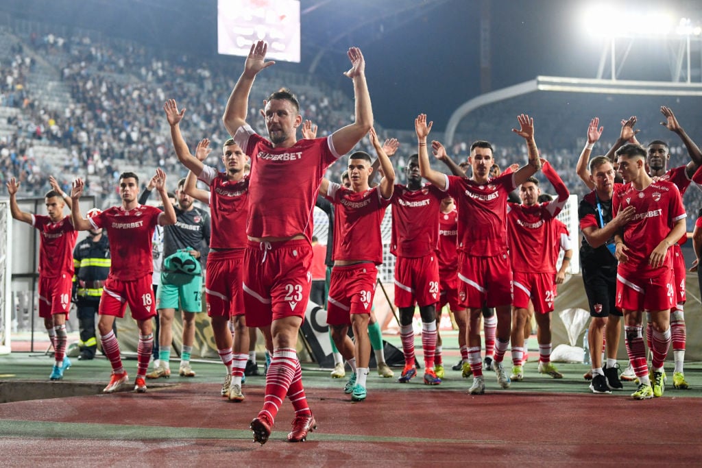 Echipă de fotbal celebrând victoria pe stadion