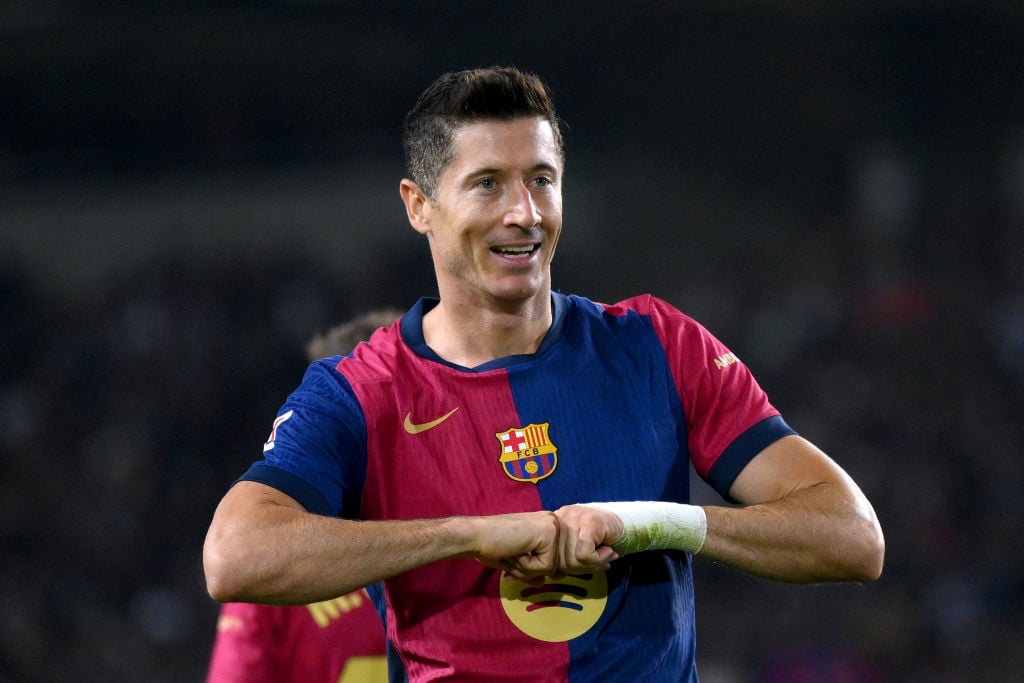 Fotbalist zâmbind în echipamentul FC Barcelona