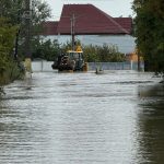 Trafic rutier închis pe 3 drumuri naționale și 9 drumuri județene, în zonele inundate