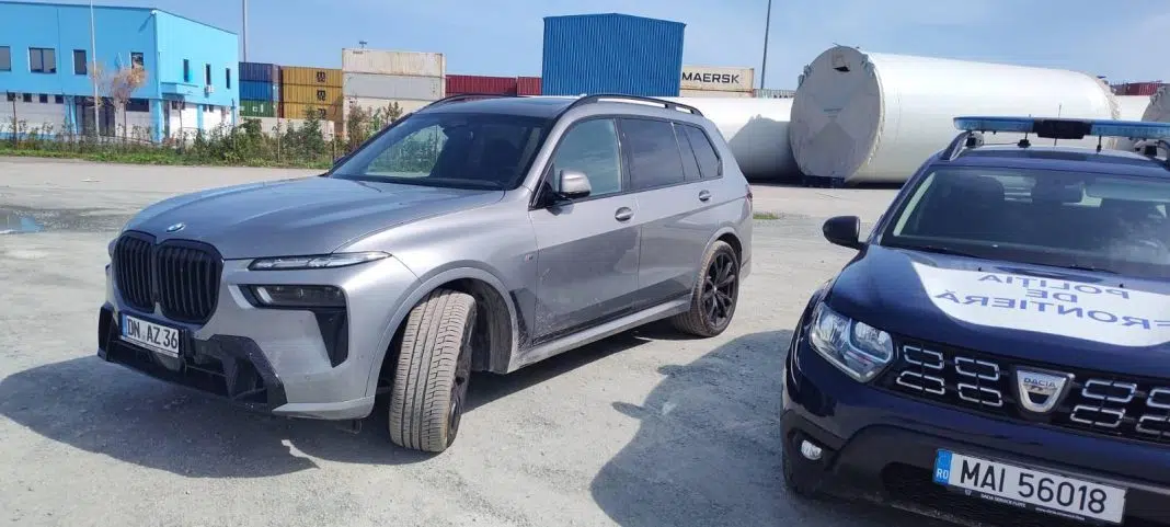 BMW și Dacia poliției române în parcare industrială