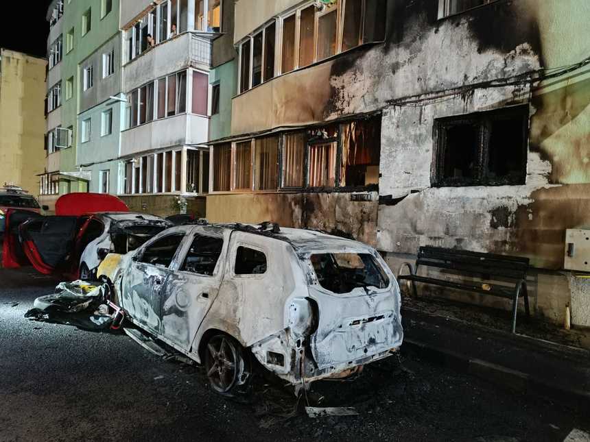 Mașină incendiată intenționat. Focul s-a extins la alte două autoturisme și la fațada unui bloc