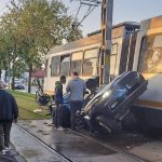 Autoturism lovit de un tramvai în Capitală. Șoferul a murit