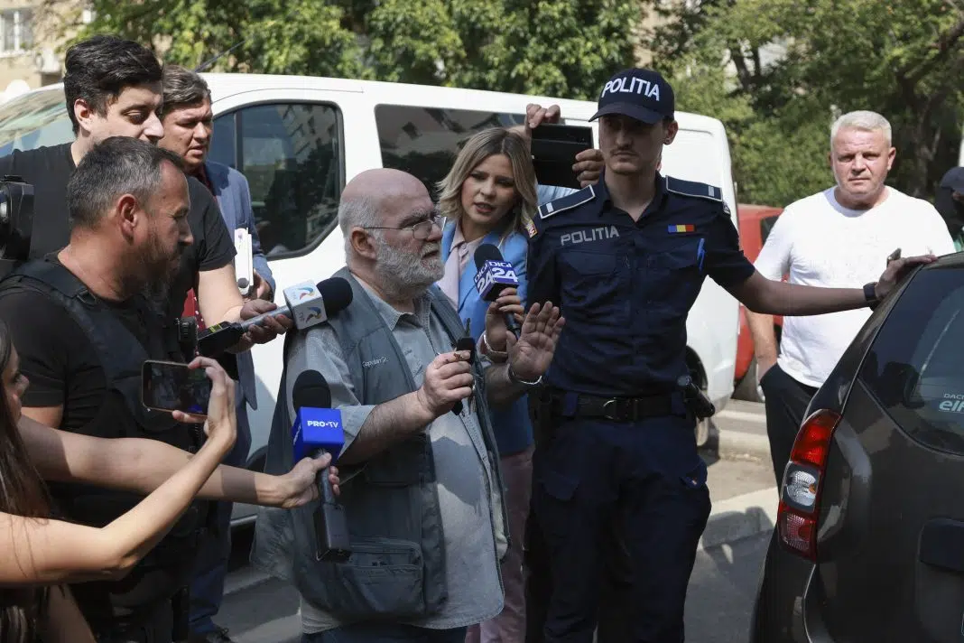 Alfred Bulai este escortat de politisti in timpul unei perchezitii, in Bucuresti, 4 septembrie 2024. Inquam Photos / Cosmin Enache