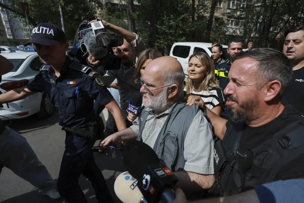 Alfred Bulai este escortat de politisti in timpul unei perchezitii, in Bucuresti, 4 septembrie 2024. Foto: Inquam Photos / Cosmin Enache