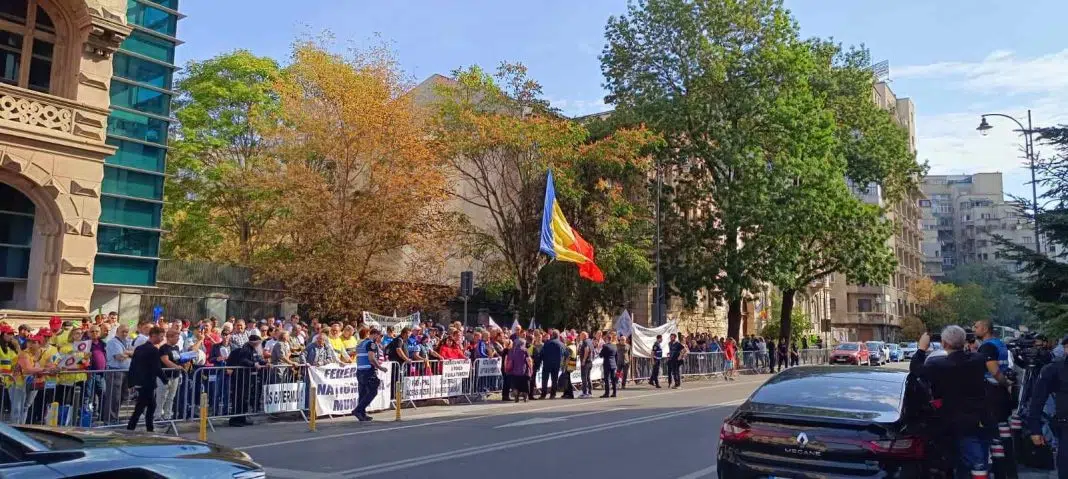 Demonstrație cu steagul României pe stradă la București