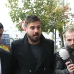 Trei bărbați însoțiți de un reporter, în oraș