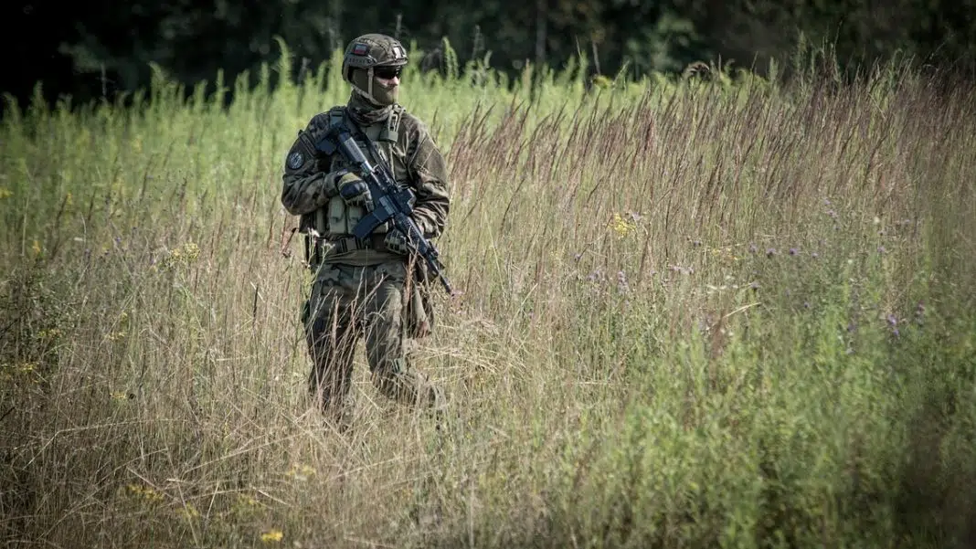 Soldat echipat pe câmp serbia