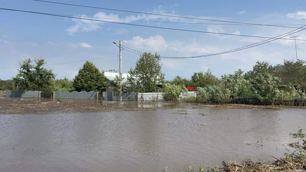 Inundație acoperind curți într-o zonă rurală