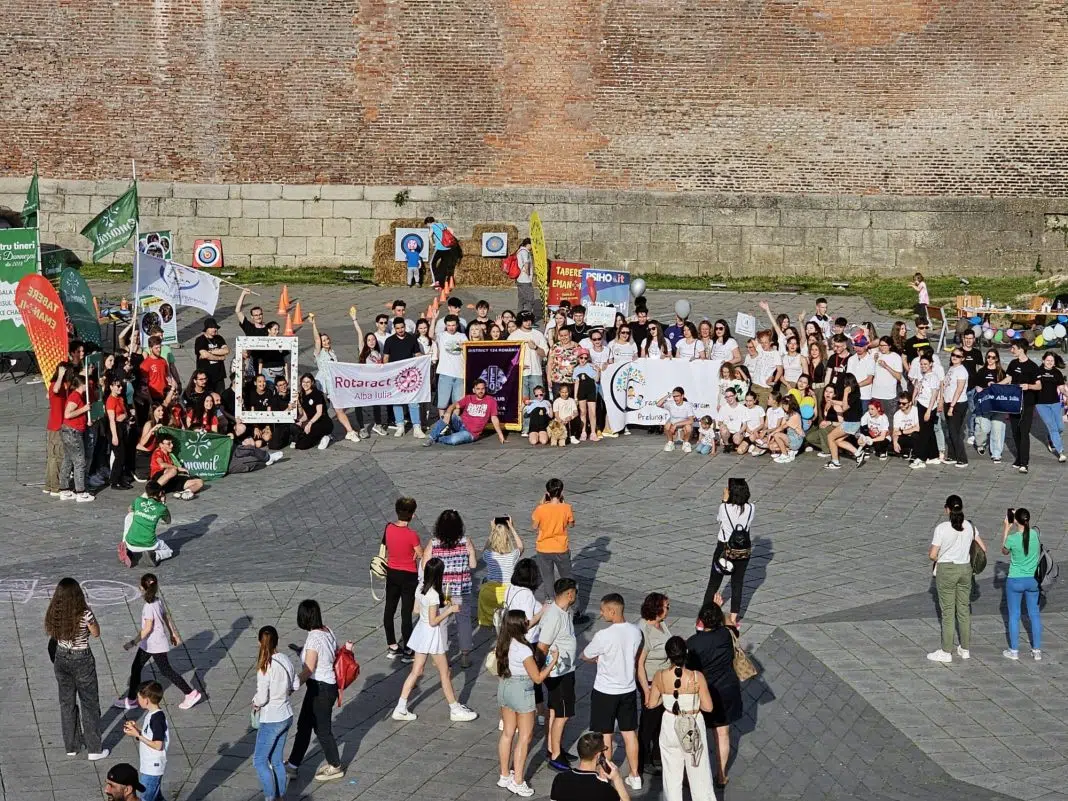 Grup mare de tineri la eveniment în aer liber