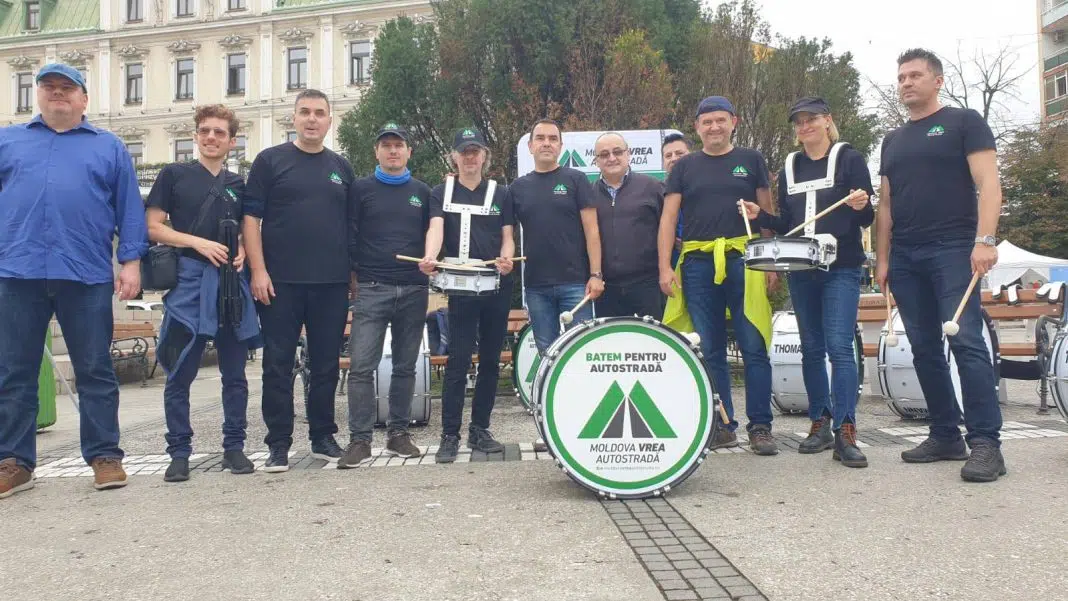 Grup suporteri cu tobe manifestă pentru autostradă