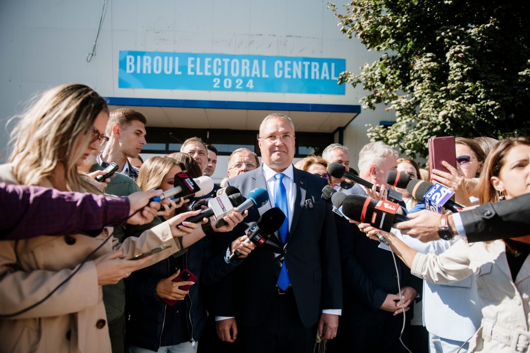 Politician vorbind cu presa la biroul electoral