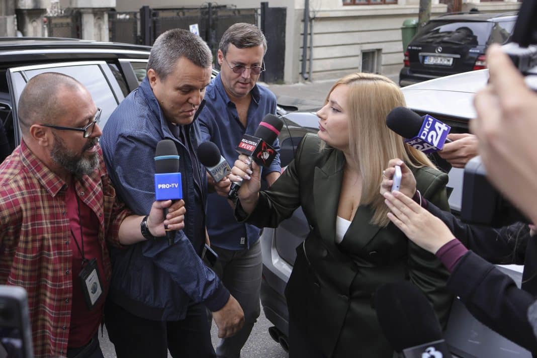Senatorul Eugen Pîrvulescu a fost adus vineri dimineață la Direcția Națională Anticorupție (DNA) pentru a fi audiat. Politicianul a fost ridicat de acasă de procurori și, la sosirea la sediul DNA, a declarat că nu știe de ce este audiat. Senatorul Eugen Pîrvulescu a fost adus vineri dimineață la Direcția Națională Anticorupție (DNA) pentru a fi audiat. Politicianul a fost ridicat de acasă de procurori și, la sosirea la sediul DNA, a declarat că nu știe de ce este audiat.