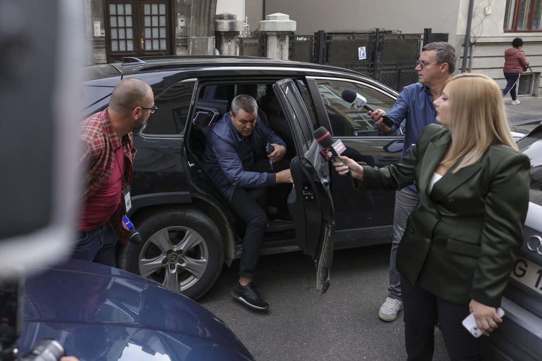 Senatorul Eugen Pîrvulescu a fost adus vineri dimineață la Direcția Națională Anticorupție (DNA) pentru a fi audiat. Politicianul a fost ridicat de acasă de procurori și, la sosirea la sediul DNA, a declarat că nu știe de ce este audiat. Senatorul Eugen Pîrvulescu a fost adus vineri dimineață la Direcția Națională Anticorupție (DNA) pentru a fi audiat. Politicianul a fost ridicat de acasă de procurori și, la sosirea la sediul DNA, a declarat că nu știe de ce este audiat.