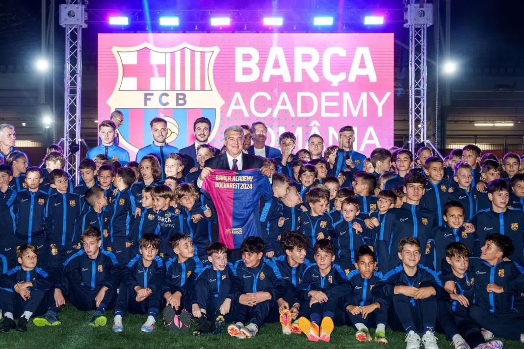 Deschiderea Academiei Barca în București, cu copii și oficiali