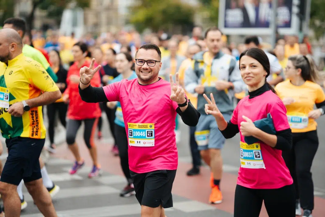 Un grup de 20 de alergători care participau la cursa de 10 km din cadrul Maratonului București a decis să oprească alergarea după doar 4 kilometri, într-o acțiune simbolică menită să atragă atenția asupra importanței informării corecte în privința contracepției moderne și a sănătății femeilor. Inițiativa a fost organizată cu sprijinul Organon, o companie globală dedicată sănătății femeilor.