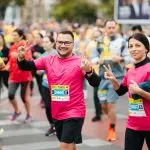 Un grup de 20 de alergători care participau la cursa de 10 km din cadrul Maratonului București a decis să oprească alergarea după doar 4 kilometri, într-o acțiune simbolică menită să atragă atenția asupra importanței informării corecte în privința contracepției moderne și a sănătății femeilor. Inițiativa a fost organizată cu sprijinul Organon, o companie globală dedicată sănătății femeilor.