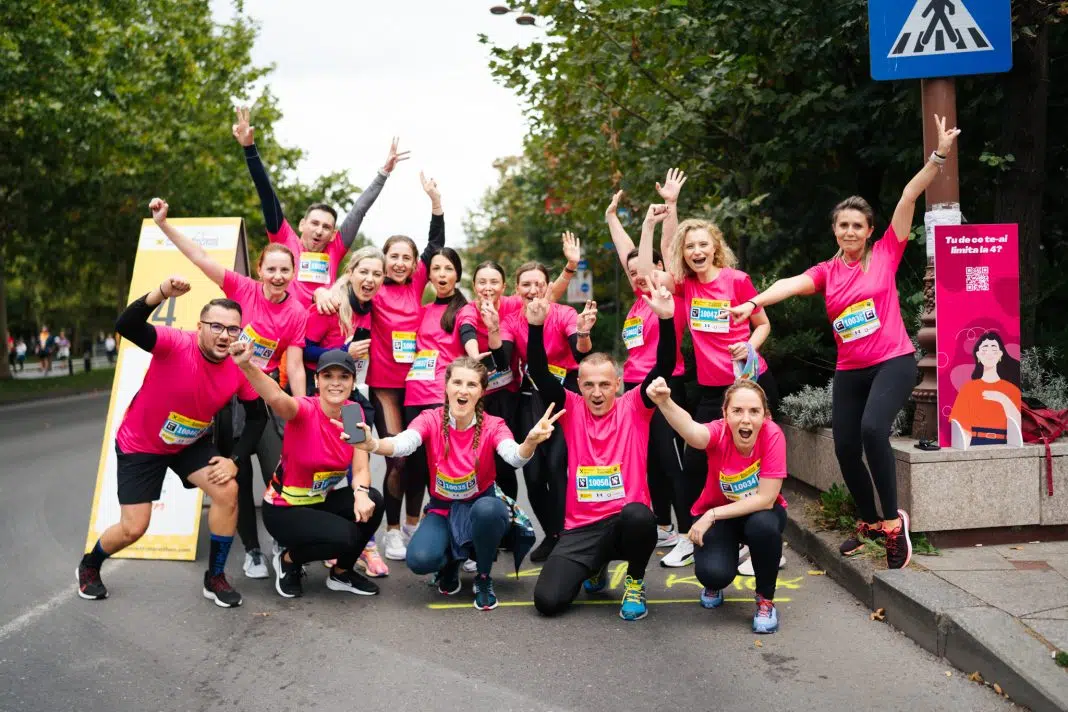 Un grup de 20 de alergători care participau la cursa de 10 km din cadrul Maratonului București a decis să oprească alergarea după doar 4 kilometri, într-o acțiune simbolică menită să atragă atenția asupra importanței informării corecte în privința contracepției moderne și a sănătății femeilor. Inițiativa a fost organizată cu sprijinul Organon, o companie globală dedicată sănătății femeilor.