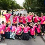 Un grup de 20 de alergători care participau la cursa de 10 km din cadrul Maratonului București a decis să oprească alergarea după doar 4 kilometri, într-o acțiune simbolică menită să atragă atenția asupra importanței informării corecte în privința contracepției moderne și a sănătății femeilor.