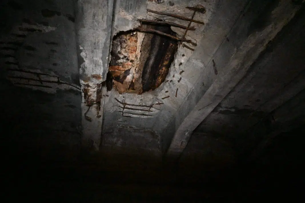 Gaură în tavanul de beton deteriorat, întunecat