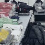 Peste 200 de produse de parfumerie, îmbrăcăminte, încălțăminte și de marochinărie contrafăcute, descoperite de polițiștii de frontieră