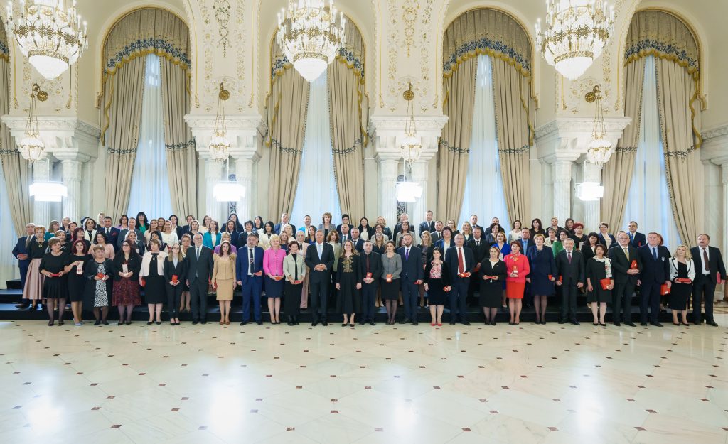 Grup mare de oameni într-o sală elegantă