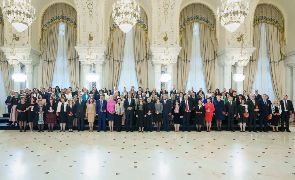 Grup mare de oameni într-o sală elegantă