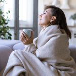 Cum să îți creezi un colț cozy în timpul sezonului rece cu cele mai călduroase pături 