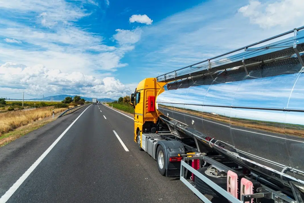 Camion galben pe autostradă sub cer senin