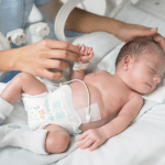 Pampers continuă să fie alături de micii luptători prin donația de scutece Pampers special concepute pentru prematuri 