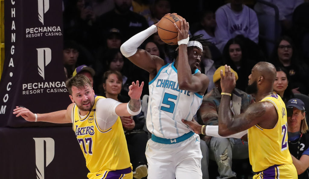 LA Lakers, înfrângere surprinzătoare cu Charlotte Hornets! LeBron James și Luka Doncic, dominați de LaMelo Ball în meciul de la Los Angeles