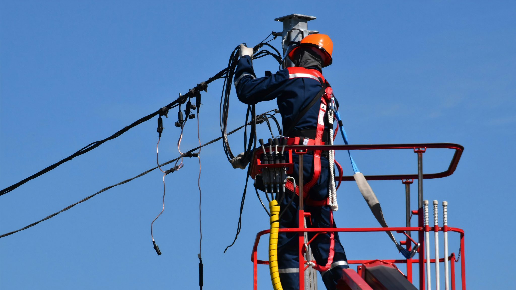 Operatorul rețelei electrice din Spania respinge acuzațiile privind dependența de energia solară în urma celei mai mari pene de curent din țară