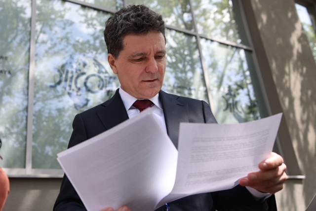 Nicușor Dan, primarul Capitalei și candidat independent la alegerile prezidențiale prezintă presei o plângere penală împotriva Elenei Lasconi în fața sediului DIICOT din București, 2 aprilie 2025. Inquam Photos / George Călin