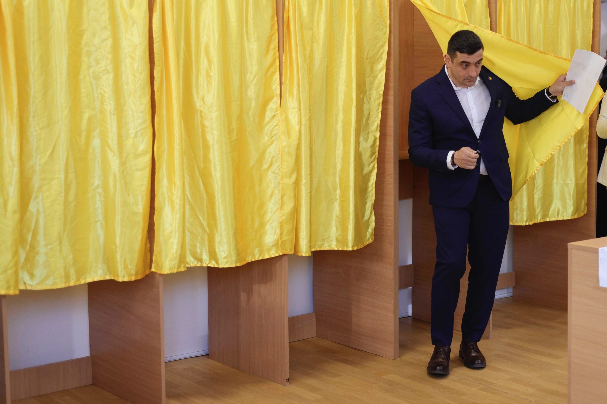 Inquam Photos / Octav Ganea/ George Simion voteaza in Mogosoaia, Ilfov, 4 mai 2025