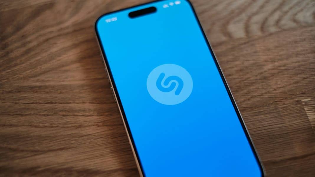 Apple lansează un top global al pieselor virale descoperite cu Shazam