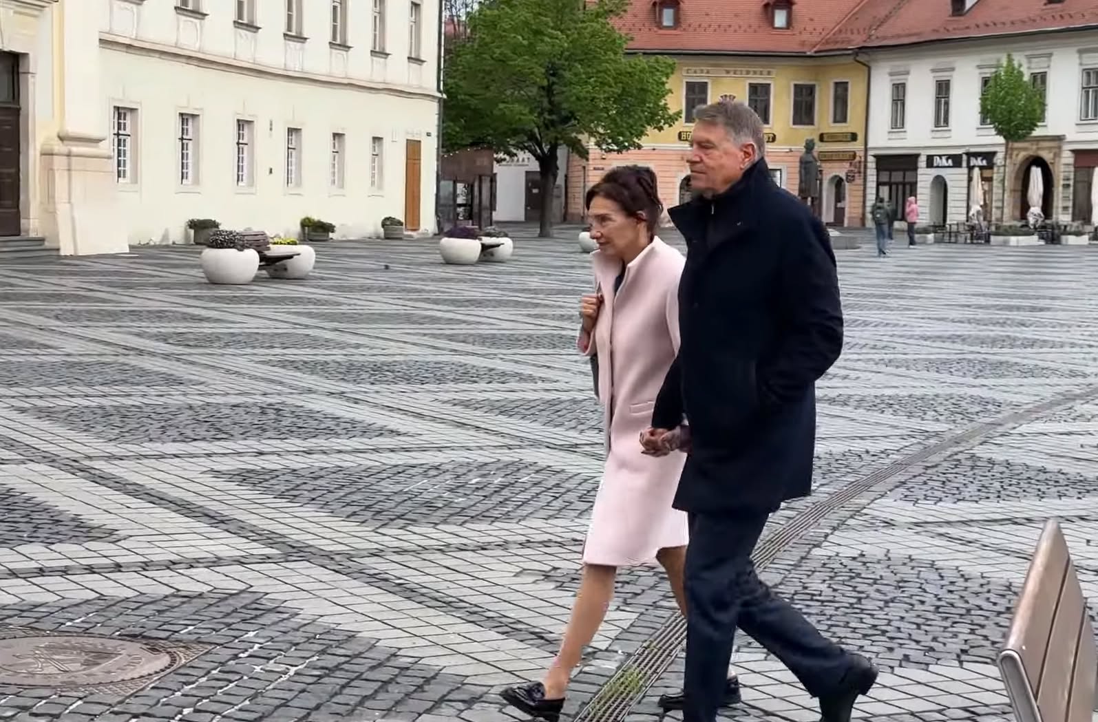 Soții Iohannis au mari probleme. ANAF vrea să pună sechestru pe casa în care locuiesc